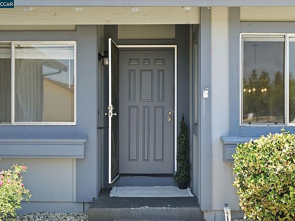 5th image of 906 Murre Way
