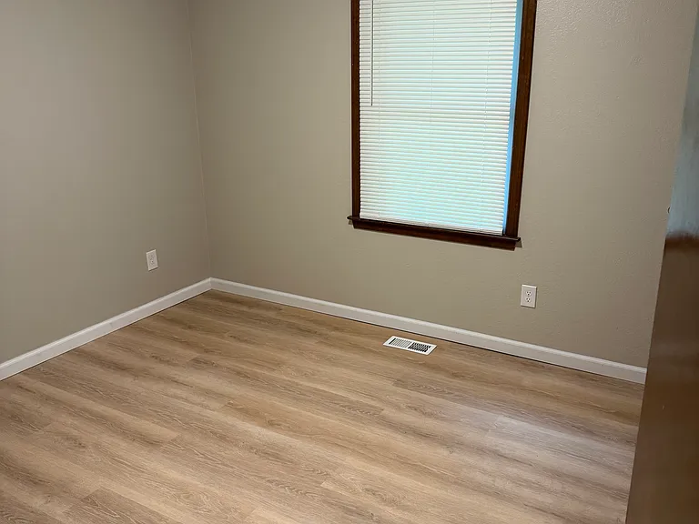 304 NE Independence Ave #B — Photo 7