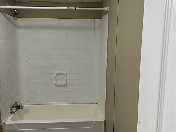 5th image of 6330 Crestwood Ave