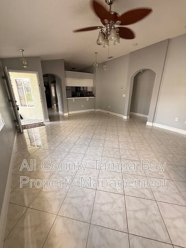 3 bed, 2.0 bath, 1355 sqft, $2,300 — Photo 4