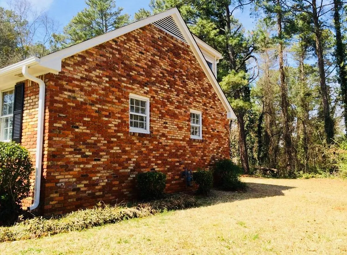 Building Photo - 2589 Skyline Dr