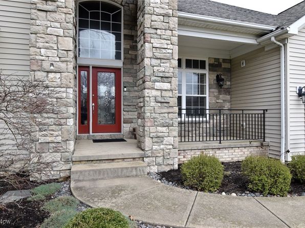 300 Gretna Green Dr, Highland Heights, OH 44143
