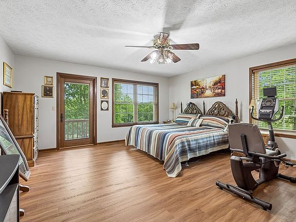24th image of 20 Riverbend Ln