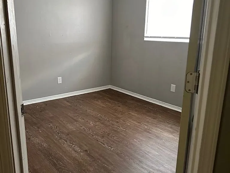 1326 N Woodburn Ave — Photo 10