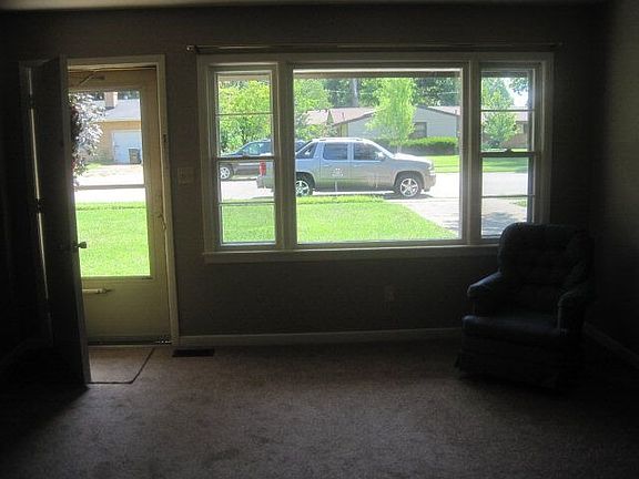 4th image of 2648 Windsor Ave
