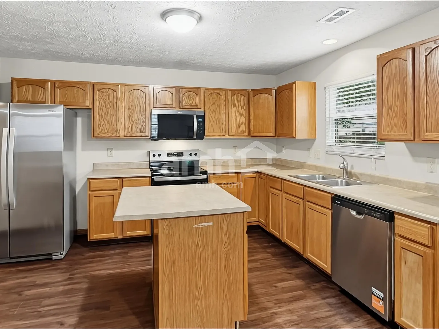 3 bed, 2.5 bath, 1592 sqft, $2,205 — Photo 3