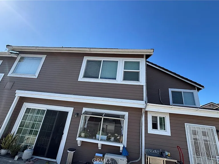820 N Justin Pl — Photo 2