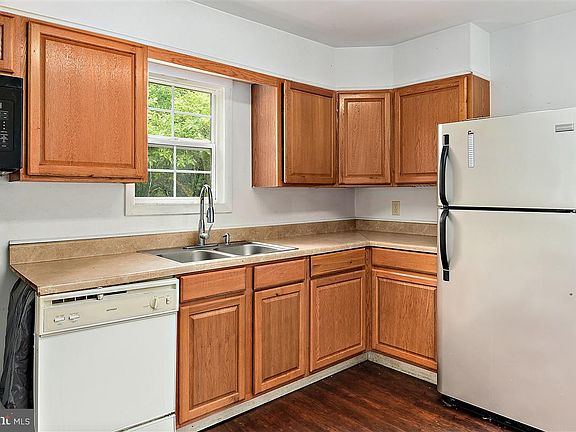 5th image of 204 Holly St
