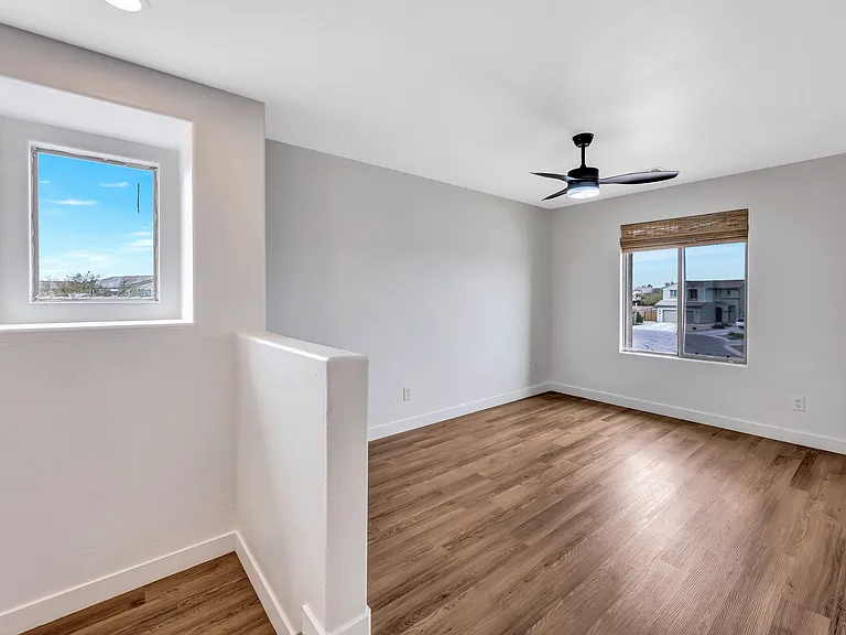 861 W Love Rd — Photo 15