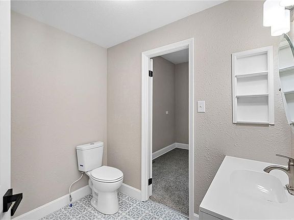 5th image of 209 Benton St
