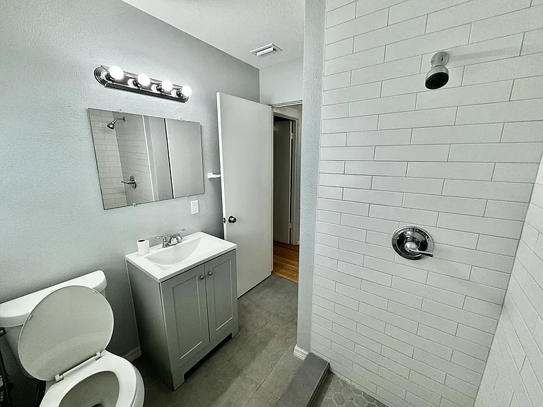 115 N Hampton Ave — Photo 16