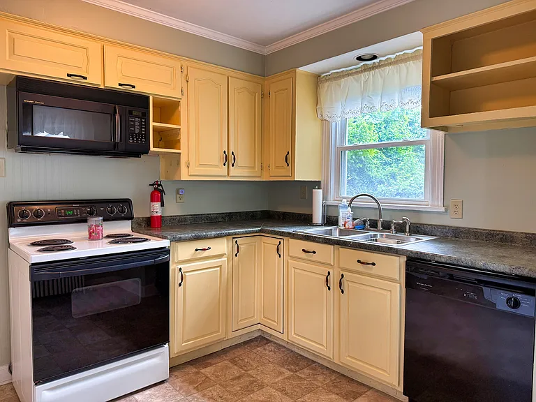 137 Warren St — Photo 4