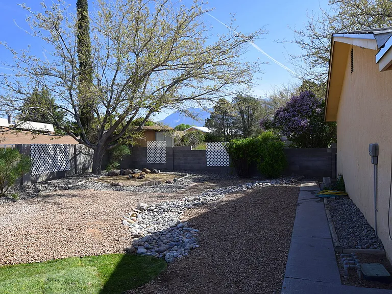 8221 Portales St NE — Photo 4