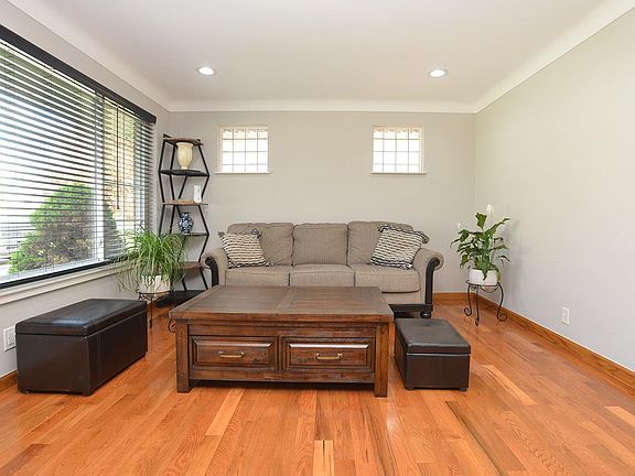 5th image of 3704 Park Crest Dr
