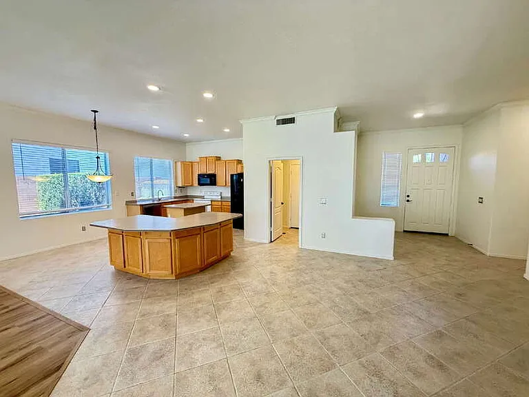 885 W Aloe Pl — Photo 6