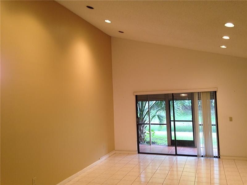 1st image of 451 Lakeview Dr APT 6