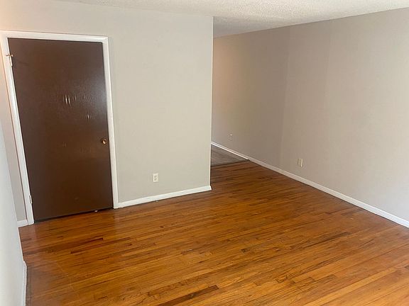 4th image of 609 Blendwood Dr