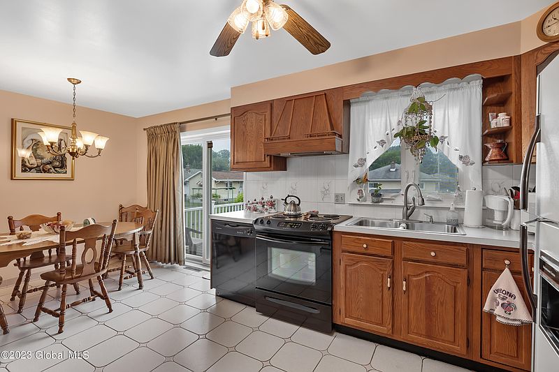 5th image of 34 Beach Avenue
