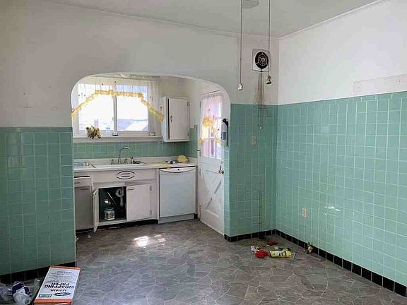 3rd image of 264 Glenn St