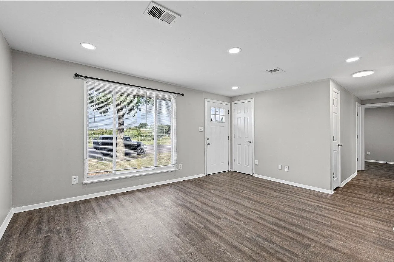 3 bed, 840 sqft, $1,495 — Photo 1