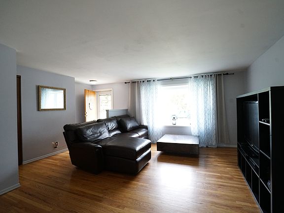 4th image of 500 Brockton Ln