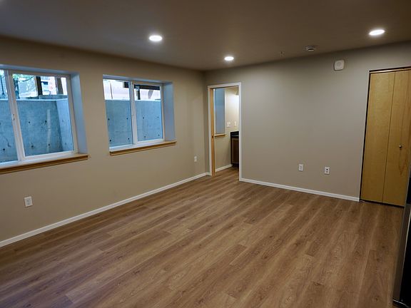 5th image of 110 SE Handley St #104