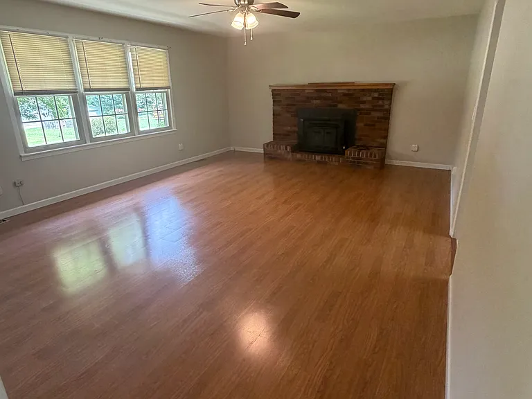130 Carden Ln — Photo 2