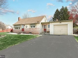 950 Maple Ln, Hanover, PA 17331