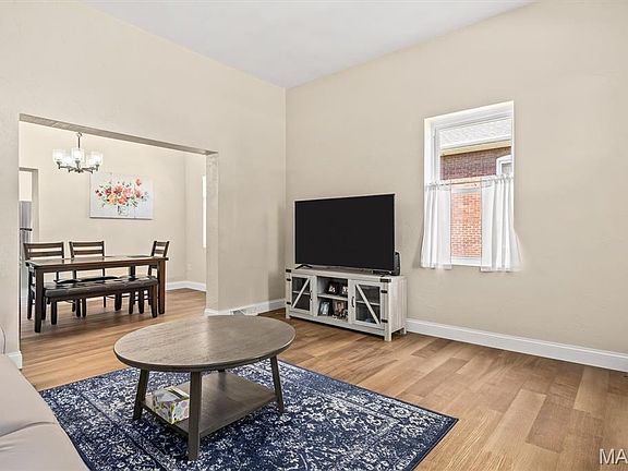 5th image of 109 N Oak St