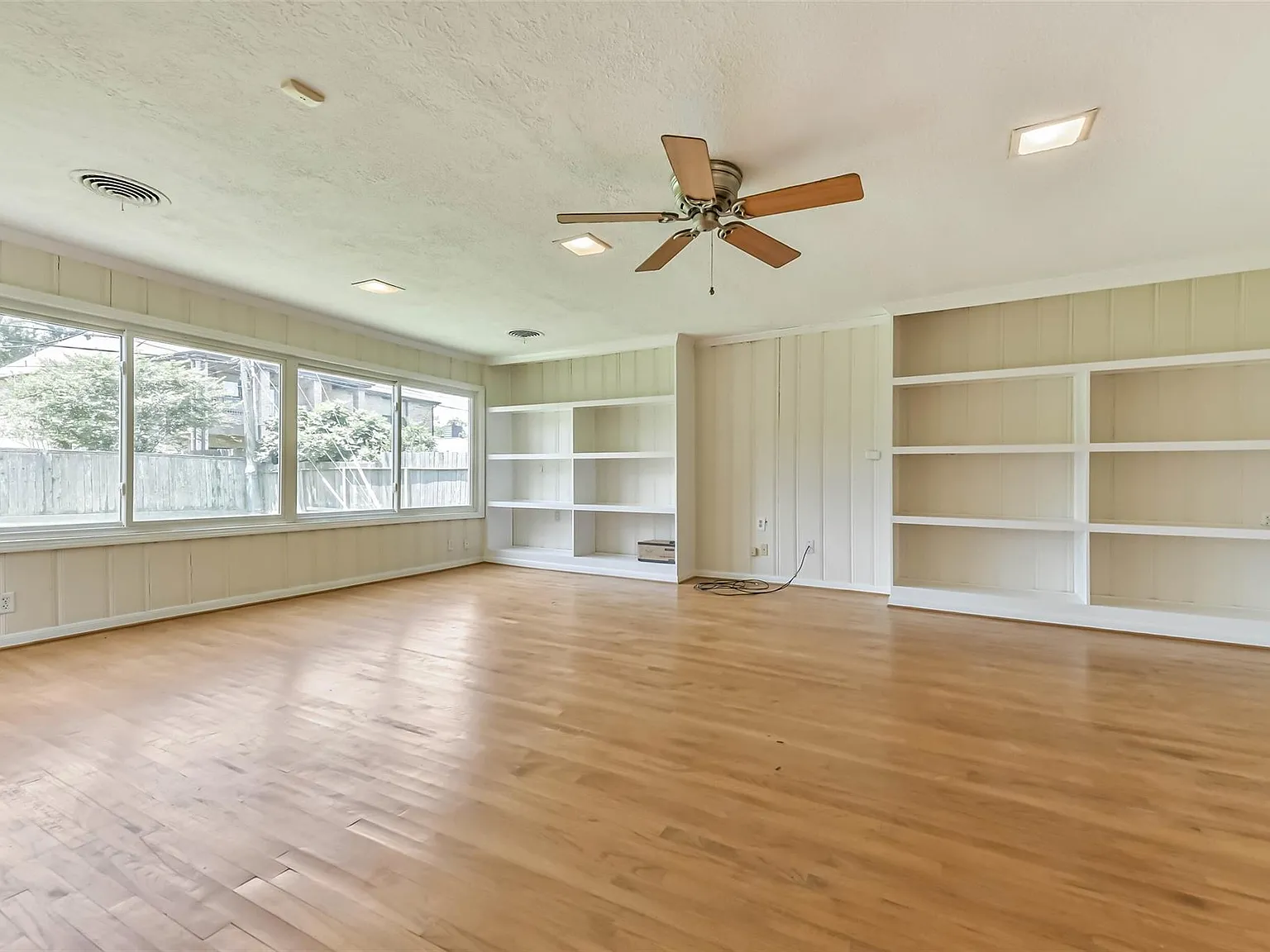 3 bed, 2.0 bath, 1952 sqft, $2,600 — Photo 2