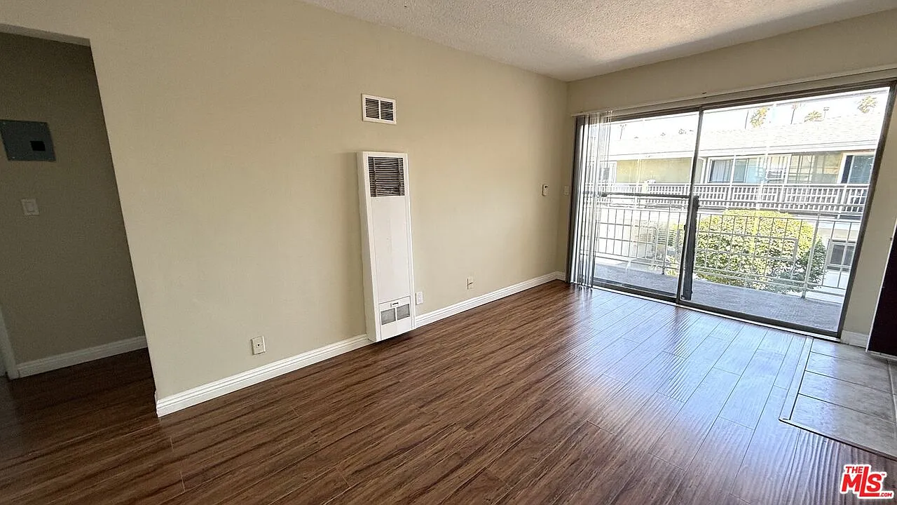 443 S Wilton Pl — Photo 2