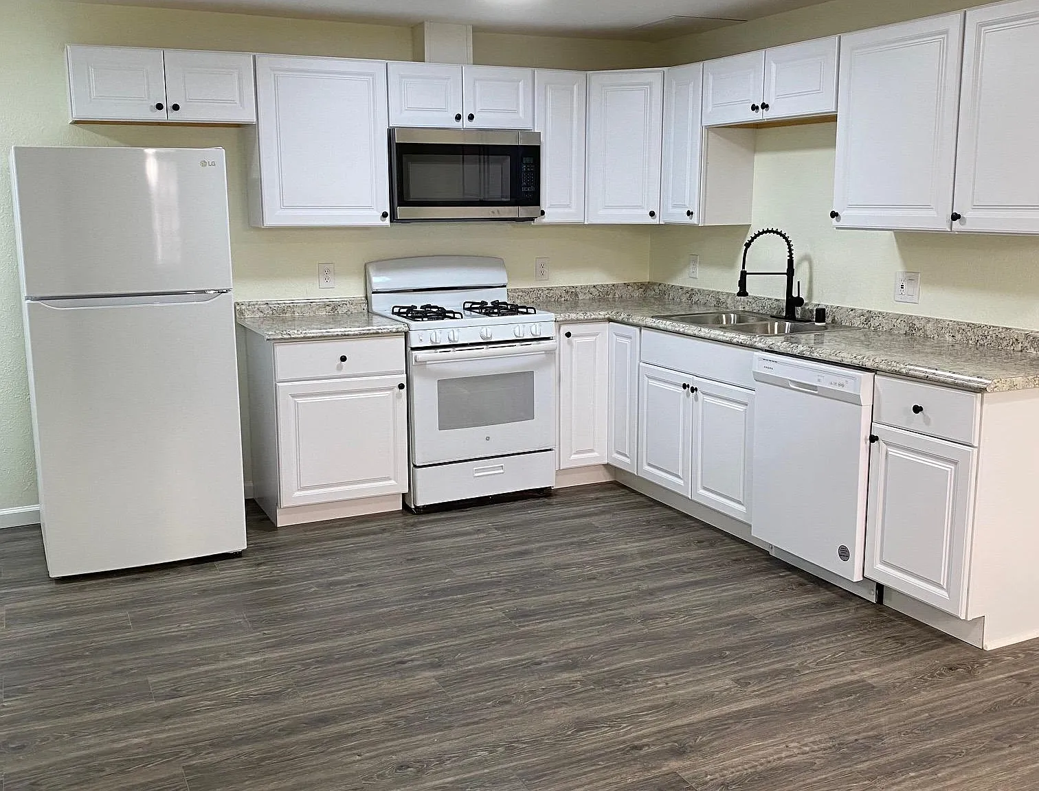 3 bed, 950 sqft, $2,800 — Photo 1