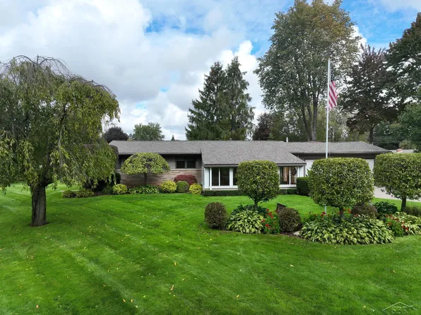 576 E Gloucester Dr, Saginaw, MI 48609