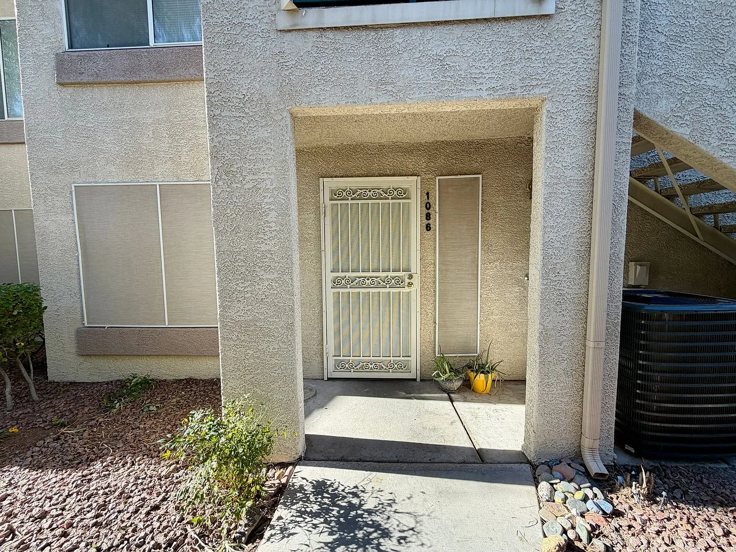 Charming Downstairs 3BR/2BA Condo in Secure Gated Community — Photo 2