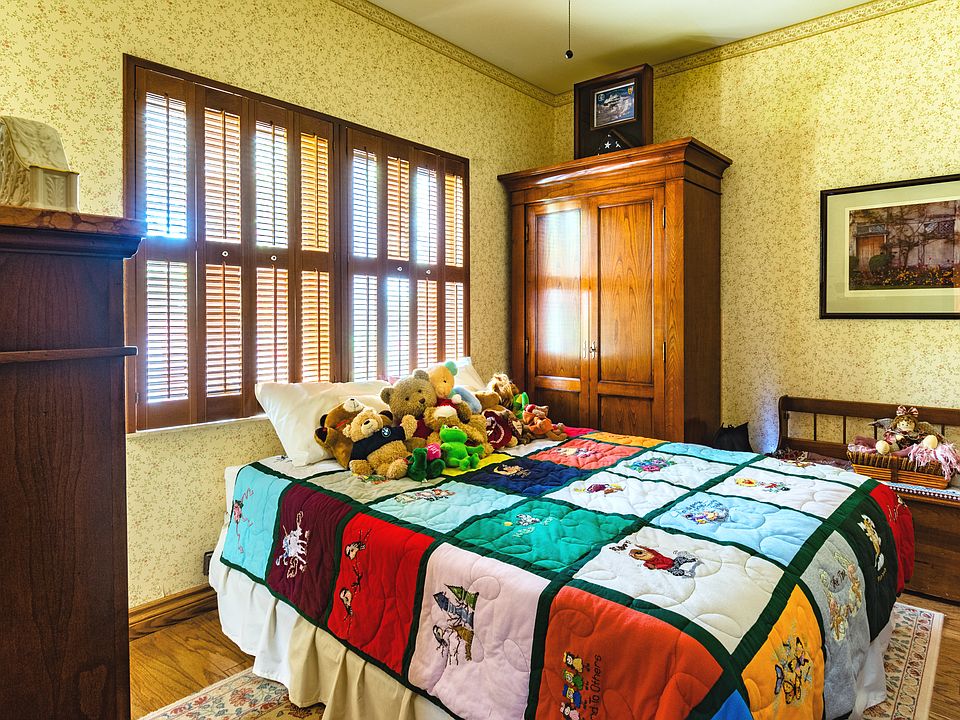 Light & bright bedroom!