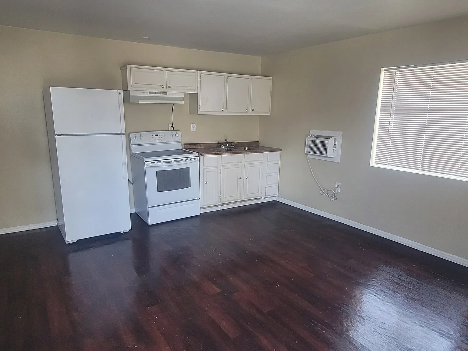 215 Jackson Ave — Photo 2