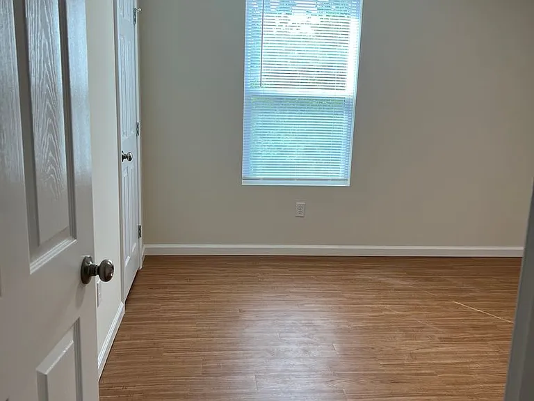 476 London Ct — Photo 3