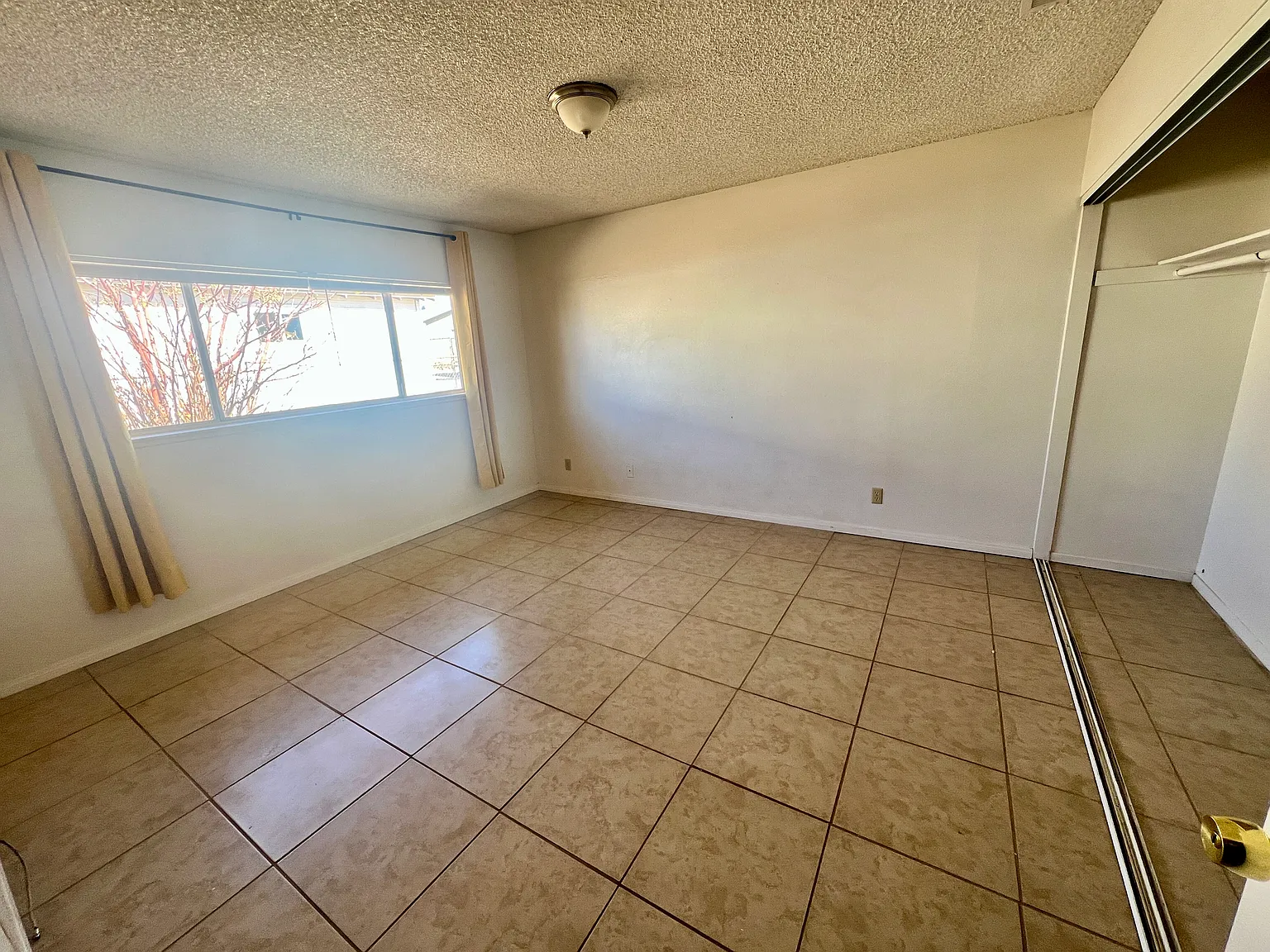 3 bed, 1000 sqft, $1,400 — Photo 4