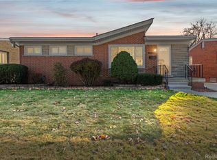 21430 Lakebreeze St, Saint Clair Shores, MI 48082