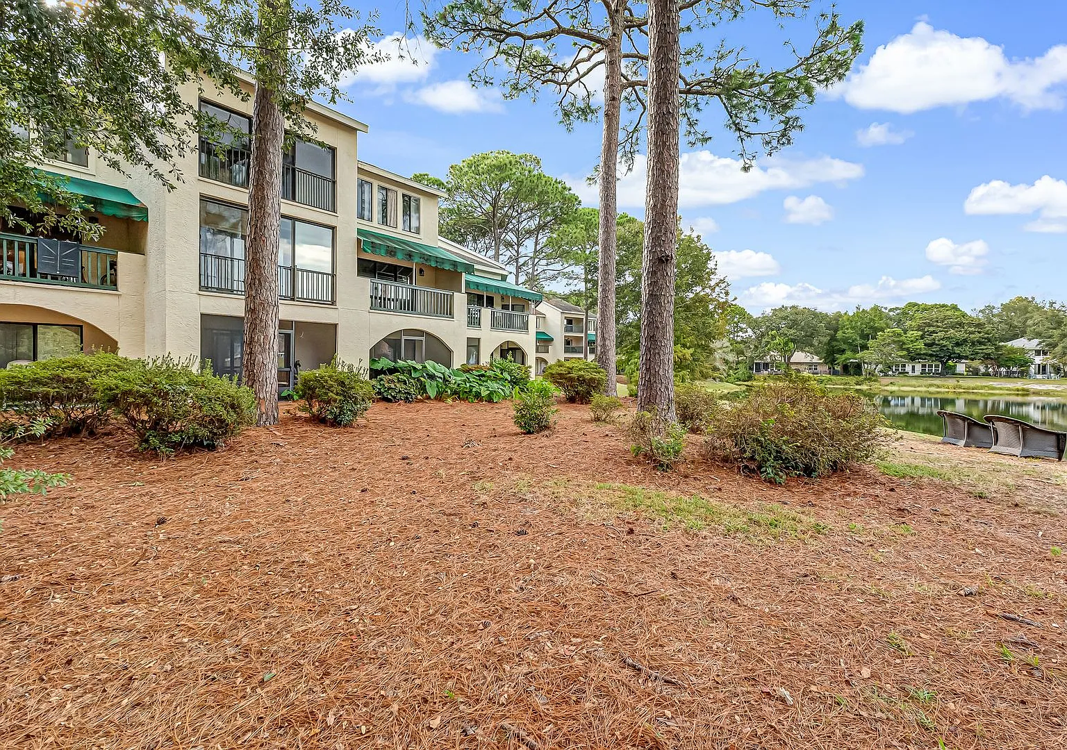 Charming 3-Bedroom Condo with Lake Views in Bluewater Bay! — Photo 2