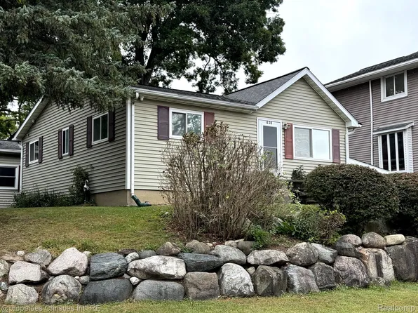 630 Longpointe Dr, Lake Orion, MI 48362