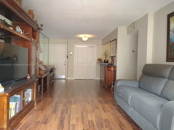 8893 Fontainebleau Blvd APT 404, Miami, FL 33172