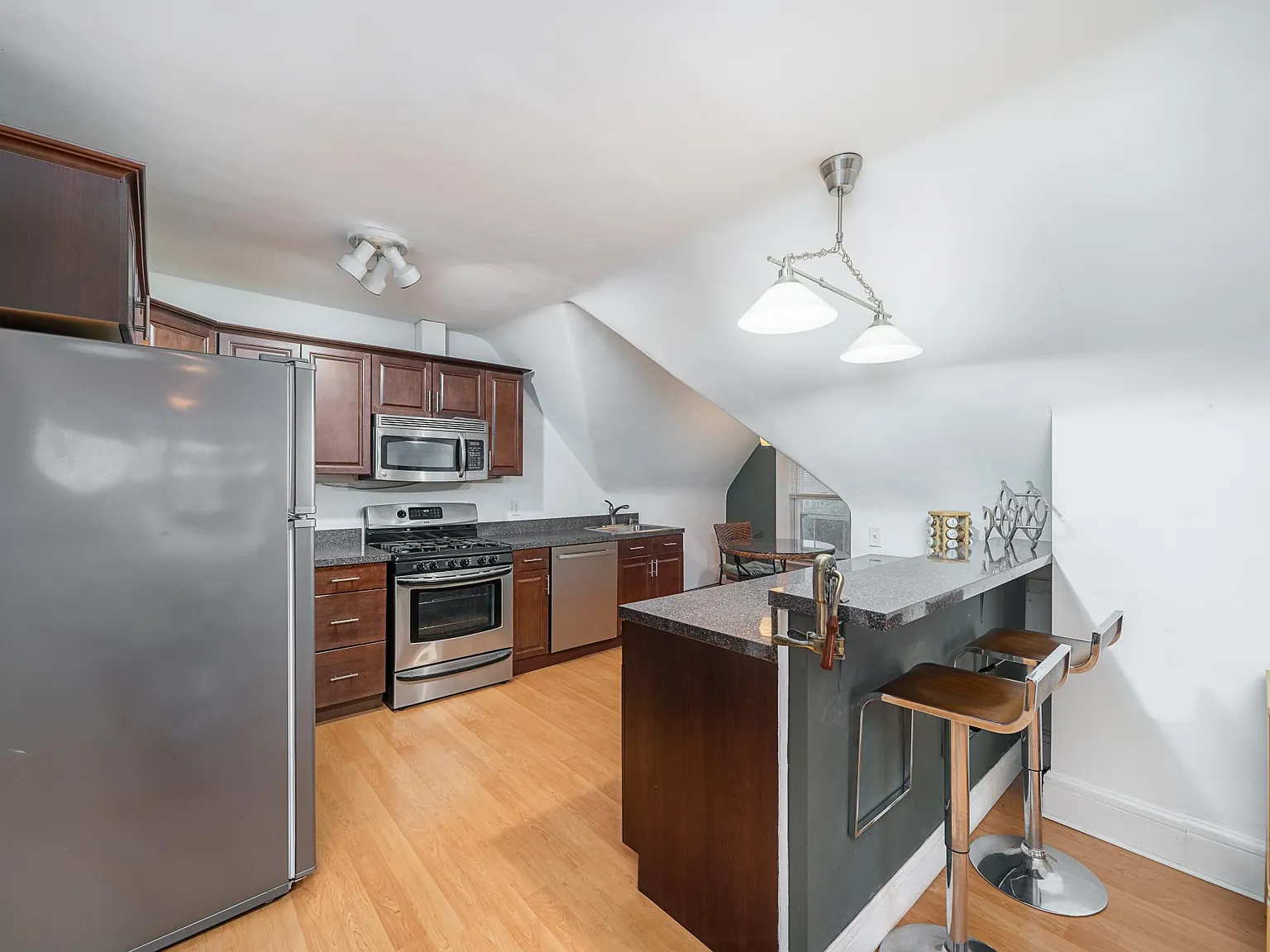 1 bed, 800 sqft, $2,200 — Photo 2