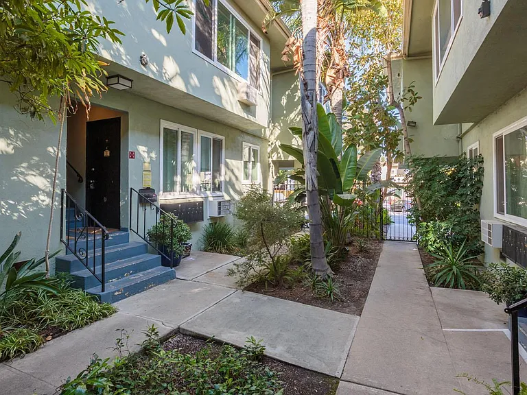1953 Cheremoya Ave #1 — Photo 15