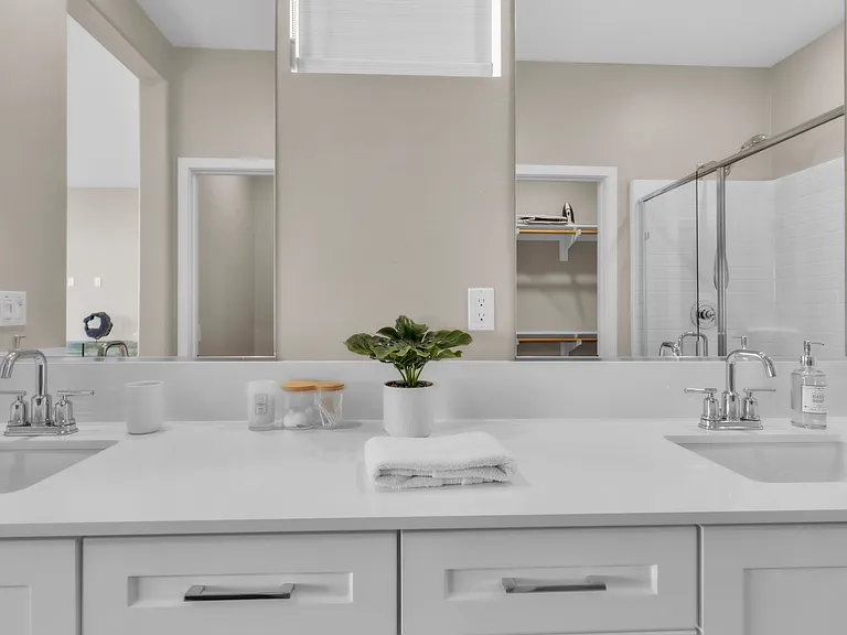 Full Bathroom 1