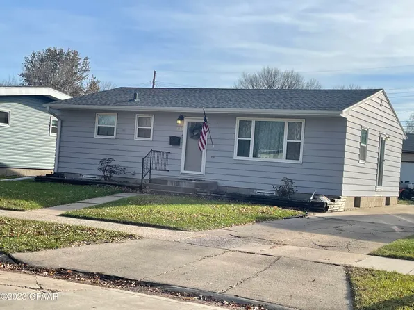 1735 11th Ave N, Grand Forks, ND 58203