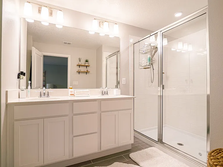 4902 Livingston Ln — Photo 24