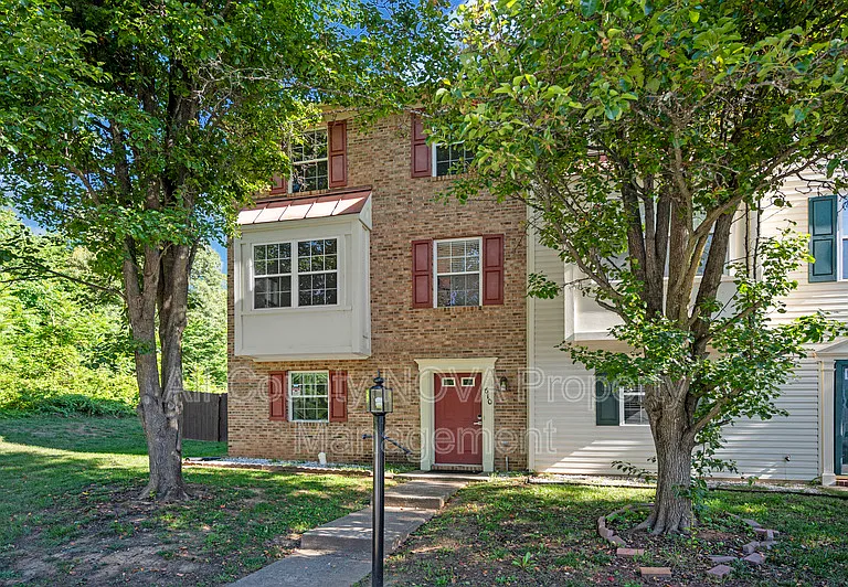 610 Kensington Dr — Photo 2