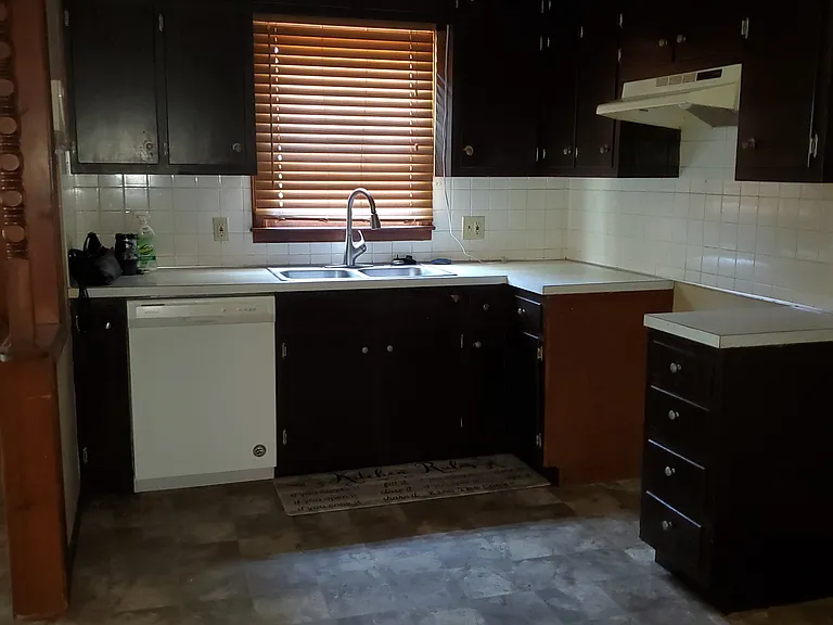 906 Highland St — Photo 3