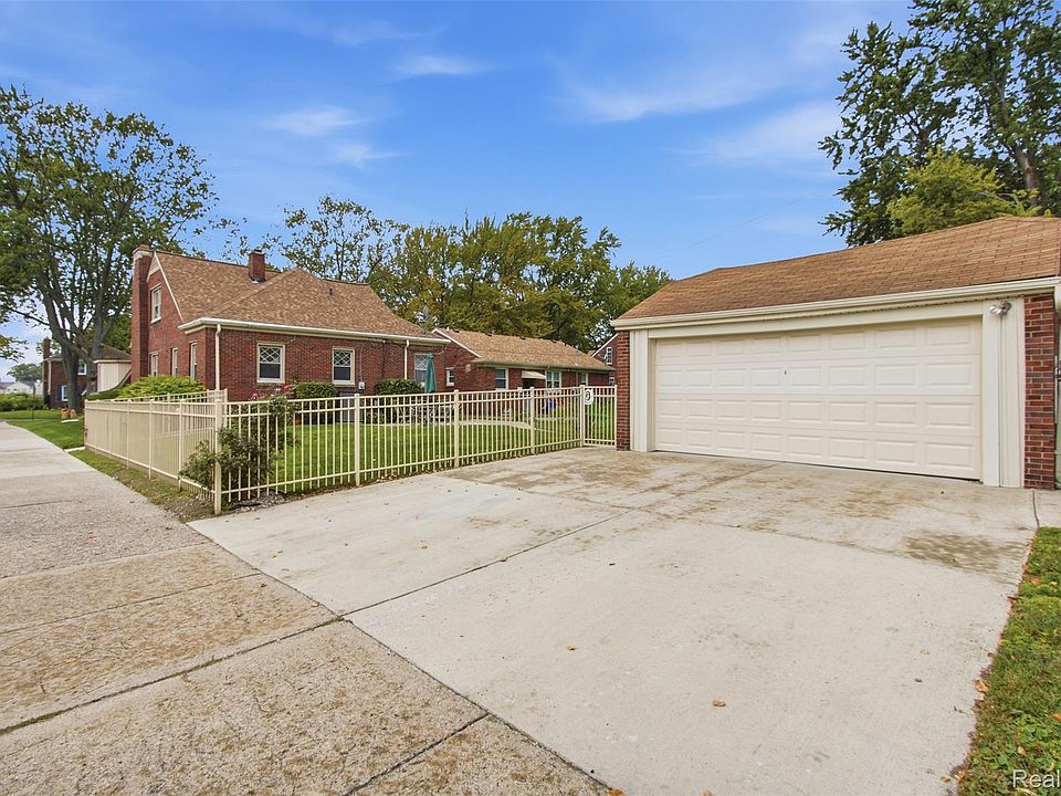 202 Riverside Dr, photo 17